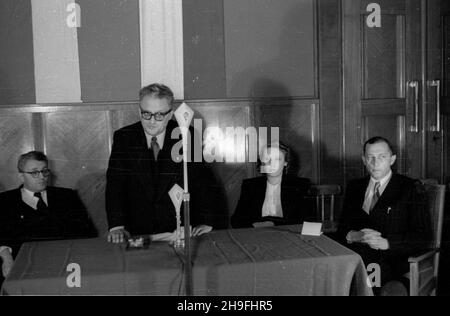 Warszawa, 1948-02-06. Wizyta delegacji rz¹du czechos³owackiego, przyby³ej w celu podpisania umowy dwustronnej o wymianie kulturalnej. NZ. Wspólna konferencja polsko-czechos³owacka, od lewej: ambasador czechos³owacki Józef Hejret, Minister oœwiaty Stanis³aw Skrzeszewski, wiceminister oœwiaty Eugenia Krassowska, Minister komunikacji Jan Rabanowski. po/gr PAP Warschau, 6. Februar 1948. Der Besuch der tschechoslowakischen Regierungsdelegation, die nach Polen kam, um ein bilaterales Abkommen über den kulturellen Austausch zu unterzeichnen. Im Bild: Eine gemeinsame polnisch-tschechoslowakische Konferenz; tschechoslowakischer Botschafter in Polen Joz Stockfoto