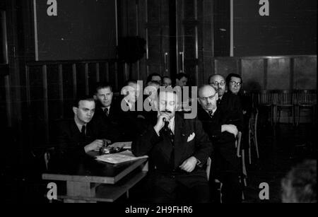 Warszawa, 1948-02-06. Wizyta delegacji rz¹du czechos³owackiego, przyby³ej w celu podpisania umowy dwustronnej o wymianie kulturalnej. NZ. m.in. przewodnicz¹cy delegacji Adolf Hoffmeister (C) podczas konferencji polsko-czechos³owackiej. po/gr PAP Warschau, 6. Februar 1948. Der Besuch der tschechoslowakischen Regierungsdelegation, die nach Polen kam, um ein bilaterales Abkommen über den kulturellen Austausch zu unterzeichnen. Im Bild: Delegationsleiter Adolf Hoffmeister (in der Mitte) während einer polnisch-tschechoslowakischen Konferenz. po/gr PAP Stockfoto