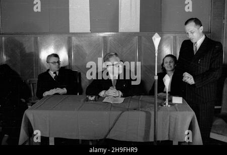 Warszawa, 1948-02-06. Wizyta delegacji rz¹du czechos³owackiego, przyby³ej w celu podpisania umowy dwustronnej o wymianie kulturalnej. NZ. Wspólna konferencja polsko-czechos³owacka, od lewej: ambasador czechos³owacki Józef Hejret, Minister oœwiaty Stanis³aw Skrzeszewski, wiceminister oœwiaty Eugenia Krassowska, Minister komunikacji Jan Rabanowski. po/gr PAP Warschau, 6. Februar 1948. Der Besuch der tschechoslowakischen Regierungsdelegation, die nach Polen kam, um ein bilaterales Abkommen über den kulturellen Austausch zu unterzeichnen. Im Bild: Eine gemeinsame polnisch-tschechoslowakische Konferenz; vom linken tschechoslowakischen Botschafter zu Stockfoto