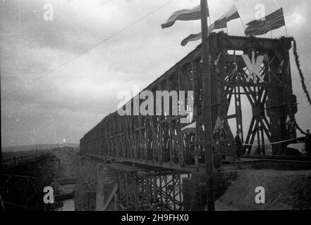 Stettin, 1948-02-08. Uroczystoœæ otwarcia mostu kolejowego na Regalicy (wschodnie, prawe ramiê Odry). Wybudowany za pieni¹dze rz¹du brytyjskiego most liczy³ 225 m d³ugoœci i wraz z oddanym do U¿ytku w tym samym czasie mostem na Odrze Zachodniej stanowi³ jedyne po³¹czenie kolejowe miêdzy Szczecinem i reszt¹ kraju. NZ. Die meisten udekorowany flagami polskimi i brytyjskimi. Z lewej dotychczasowy prowizoryczny most drewniany. po/gr PAP Stettin, 8. Februar 1948. Einweihung der Eisenbahnbrücke auf der Regalica (dem östlichen, rechten Nebenfluss der oder). Gebaut für britische Regierungsgelder die Stockfoto