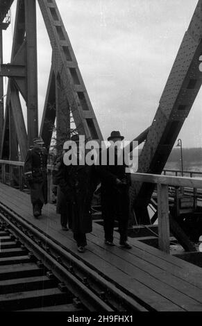 Stettin, 1948-02-08. Uroczystoœæ otwarcia mostu kolejowego na Regalicy (wschodnie, prawe ramiê Odry). Wybudowany za pieni¹dze rz¹du brytyjskiego most liczy³ 225 m d³ugoœci i wraz z oddanym do U¿ytku w tym samym czasie mostem na Odrze Zachodniej stanowi³ jedyne po³¹czenie kolejowe miêdzy Szczecinem i reszt¹ kraju. NZ. Uczestnicy uroczystoœci przechodz¹ przez most, od lewej: Wiceminister obrony narodowej Piotr Jaroszewicz, Minister bez teki Wiktor Grosz, ambasador brytyjski Donald Gainer. po/gr PAP Stettin, 8. Februar 1948. Die Einweihung der Eisenbahnbrücke auf Regalica (die östliche, ri Stockfoto