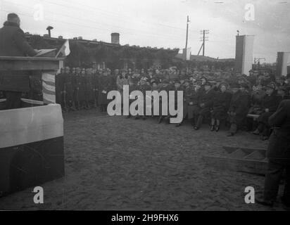 Stettin, 1948-02-08. Uroczystoœæ otwarcia mostu kolejowego na Regalicy (wschodnie, prawe ramiê Odry). Wybudowany za pieni¹dze rz¹du brytyjskiego most liczy³ 225 m d³ugoœci i wraz z oddanym do U¿ytku w tym samym czasie mostem na Odrze Zachodniej stanowi³ jedyne po³¹czenie kolejowe miêdzy Szczecinem i reszt¹ kraju. NZ. Przedstawiciele w³adz pañstwowych s³uchaj¹ wyst¹pienia jednego z projektantów mostu. po/gr PAP Stettin, 8. Februar 1948. Einweihung der Eisenbahnbrücke auf der Regalica (dem östlichen, rechten Nebenfluss der oder). Gebaut für britische Regierungsgelder die 225 Meter lang Stockfoto