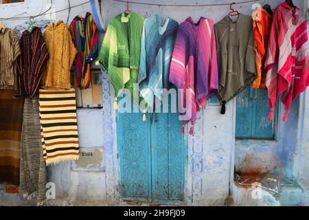 Traditionelle marokkanische Souvenirs, die von Geschäften in der alten Medina von Chefchaouen, Marokko, verkauft werden. Stockfoto