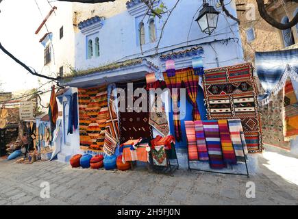 Traditionelle marokkanische Souvenirs, die von Geschäften in der alten Medina von Chefchaouen, Marokko, verkauft werden. Stockfoto