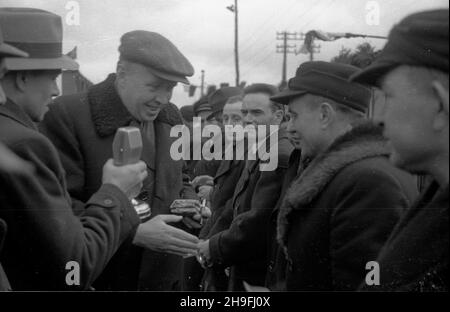 Stettin, 1948-02-08. Uroczystoœæ otwarcia mostu kolejowego na Regalicy (wschodnie, prawe ramiê Odry). Wybudowany za pieni¹dze rz¹du brytyjskiego most liczy³ 225 m d³ugoœci i wraz z oddanym do U¿ytku w tym samym czasie mostem na Odrze Zachodniej stanowi³ jedyne po³¹czenie kolejowe miêdzy Szczecinem i reszt¹ kraju. NZ. Przedstawiciel dyrekcji Sto³ecznego Przedsiêbiorstwa Budowlanego wrêcza okolicznoœciowe upominki wyró¿niaj¹cym siê majstrom i robotnikom. po/gr PAP Stettin, 8. Februar 1948. Einweihung der Eisenbahnbrücke auf der Regalica (dem östlichen, rechten Nebenfluss der oder). B Stockfoto