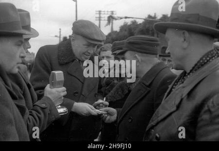 Stettin, 1948-02-08. Uroczystoœæ otwarcia mostu kolejowego na Regalicy (wschodnie, prawe ramiê Odry). Wybudowany za pieni¹dze rz¹du brytyjskiego most liczy³ 225 m d³ugoœci i wraz z oddanym do U¿ytku w tym samym czasie mostem na Odrze Zachodniej stanowi³ jedyne po³¹czenie kolejowe miêdzy Szczecinem i reszt¹ kraju. NZ. Przedstawiciel dyrekcji Sto³ecznego Przedsiêbiorstwa Budowlanego wrêcza okolicznoœciowe upominki wyró¿niaj¹cym siê majstrom i robotnikom. po/gr PAP Stettin, 8. Februar 1948. Einweihung der Eisenbahnbrücke auf der Regalica (dem östlichen, rechten Nebenfluss der oder). B Stockfoto