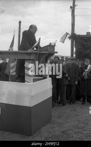 Stettin, 1948-02-08. Uroczystoœæ otwarcia mostu kolejowego na Regalicy (wschodnie, prawe ramiê Odry). Wybudowany za pieni¹dze rz¹du brytyjskiego most liczy³ 225 m d³ugoœci i wraz z oddanym do U¿ytku w tym samym czasie mostem na Odrze Zachodniej stanowi³ jedyne po³¹czenie kolejowe miêdzy Szczecinem i reszt¹ kraju. NZ. Przemawia przedstawiciel Sto³ecznego Przedsiêbiorstwa Budowlanego. po/gr PAP Stettin, 8. Februar 1948. Einweihung der Eisenbahnbrücke auf der Regalica (dem östlichen, rechten Nebenfluss der oder). Die 225 Meter lange Brücke, zusammen mit der britischen Regierung, wurde für Geld der britischen Regierung gebaut Stockfoto