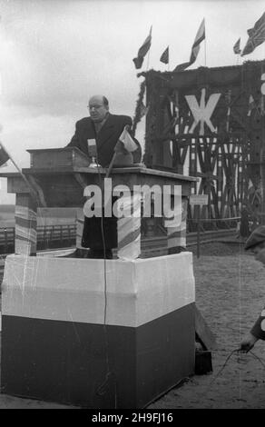 Stettin, 1948-02-08. Uroczystoœæ otwarcia mostu kolejowego na Regalicy (wschodnie, prawe ramiê Odry). Wybudowany za pieni¹dze rz¹du brytyjskiego most liczy³ 225 m d³ugoœci i wraz z oddanym do U¿ytku w tym samym czasie mostem na Odrze Zachodniej stanowi³ jedyne po³¹czenie kolejowe miêdzy Szczecinem i reszt¹ kraju. NZ. Przemawia przedstawiciel Sto³ecznego Przedsiêbiorstwa Budowlanego. po/gr PAP Stettin, 8. Februar 1948. Einweihung der Eisenbahnbrücke auf der Regalica (dem östlichen, rechten Nebenfluss der oder). Die 225 Meter lange Brücke, zusammen mit der britischen Regierung, wurde für Geld der britischen Regierung gebaut Stockfoto