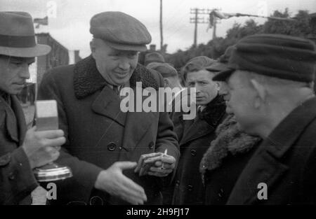 Stettin, 1948-02-08. Uroczystoœæ otwarcia mostu kolejowego na Regalicy (wschodnie, prawe ramiê Odry). Wybudowany za pieni¹dze rz¹du brytyjskiego most liczy³ 225 m d³ugoœci i wraz z oddanym do U¿ytku w tym samym czasie mostem na Odrze Zachodniej stanowi³ jedyne po³¹czenie kolejowe miêdzy Szczecinem i reszt¹ kraju. NZ. Przedstawiciel dyrekcji Sto³ecznego Przedsiêbiorstwa Budowlanego wrêcza okolicznoœciowe upominki wyró¿niaj¹cym siê majstrom i robotnikom. po/gr PAP Stettin, 8. Februar 1948. Einweihung der Eisenbahnbrücke auf der Regalica (dem östlichen, rechten Nebenfluss der oder). B Stockfoto