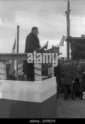 Stettin, 1948-02-08. Uroczystoœæ otwarcia mostu kolejowego na Regalicy (wschodnie, prawe ramiê Odry). Wybudowany za pieni¹dze rz¹du brytyjskiego most liczy³ 225 m d³ugoœci i wraz z oddanym do U¿ytku w tym samym czasie mostem na Odrze Zachodniej stanowi³ jedyne po³¹czenie kolejowe miêdzy Szczecinem i reszt¹ kraju. NZ. w imieniu Rady Zak³adowej Sto³ecznego Przedsiêbiorstwa Budowlanego przemawia robotnik Micha³ Wnuk. po/gr PAP Stettin, 8. Februar 1948. Einweihung der Eisenbahnbrücke auf der Regalica (dem östlichen, rechten Nebenfluss der oder). Gebaut für britische Regierungsgelder die 2 Stockfoto