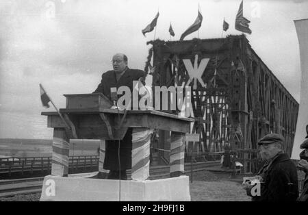 Stettin, 1948-02-08. Uroczystoœæ otwarcia mostu kolejowego na Regalicy (wschodnie, prawe ramiê Odry). Wybudowany za pieni¹dze rz¹du brytyjskiego most liczy³ 225 m d³ugoœci i wraz z oddanym do U¿ytku w tym samym czasie mostem na Odrze Zachodniej stanowi³ jedyne po³¹czenie kolejowe miêdzy Szczecinem i reszt¹ kraju. NZ. Przemawia przedstawiciel Sto³ecznego Przedsiêbiorstwa Budowlanego. po/gr PAP Stettin, 8. Februar 1948. Einweihung der Eisenbahnbrücke auf der Regalica (dem östlichen, rechten Nebenfluss der oder). Die 225 Meter lange Brücke, zusammen mit der britischen Regierung, wurde für Geld der britischen Regierung gebaut Stockfoto