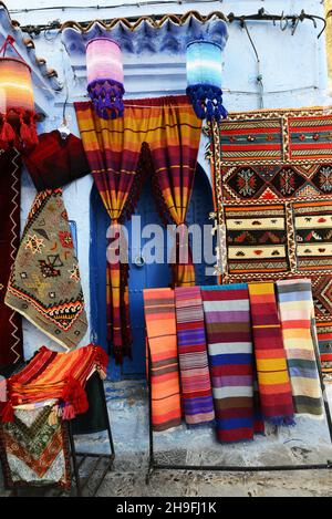 Traditionelle marokkanische Souvenirs, die von Geschäften in der alten Medina von Chefchaouen, Marokko, verkauft werden. Stockfoto