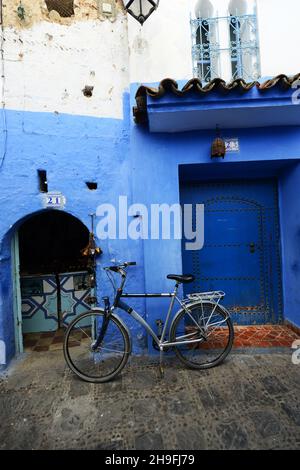 Traditionell blau bemalte Häuser in der Medina von Chefchaouen in den Rif-Bergen im Norden Marokkos. Stockfoto