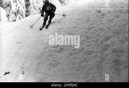 Karpacz, 1948-02-19. W dniach od 18 do 22 lutego odbywa³y siê Mistrzostwa Narciarskie Polski. NZ. bieg zjazdowy rozgrywany na stokach Ma³ej kopy pod Œnie¿k¹. msa PAP Karpacz, 19. Februar 1948. Die polnische Ski-Meisterschaft wurde vom 18. Bis 22. Februar abgehalten. Im Bild: Ein Downhillrennen auf Mala Kopa am Fuße des Sniezka. msa PAP Stockfoto