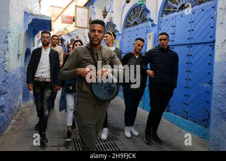 Marokkaner auf einem Spaziergang durch die Medina von Chefchaouen, Marokko. Stockfoto