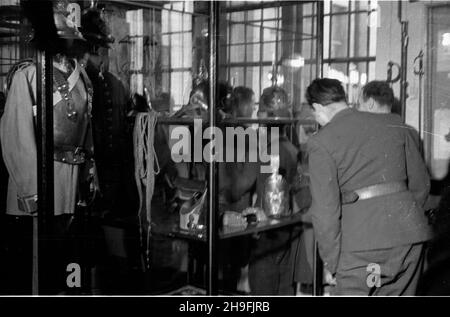 Warszawa, 1948-02-21. Muzeum Wojska Polskiego. Otwarcie wystawy Stulecia Wiosny Ludów. NZ. Zaproszeni goœcie ogl¹daj¹ gablotê z niemieckimi mundurami z okresu Wiosny Ludów. msa PAP Warschau, 21. Februar 1948. Das Museum Der Polnischen Armee. Die Eröffnung der Ausstellung zum 100. Jahrestag des Frühlings der Nationen. Im Bild: Böen schauen sich deutsche Uniformen aus der Zeit des Frühlings der Nationen an. msa PAP Stockfoto