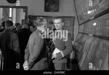 Warszawa, 1948-02-21. Muzeum Wojska Polskiego. Otwarcie wystawy Stulecia Wiosny Ludów. msa PAP Warschau, 21. Februar 1948. Das Museum Der Polnischen Armee. Die Ausstellung zum 100. Jahrestag des Frühlings der Nationen öffnet sich. msa PAP Stockfoto