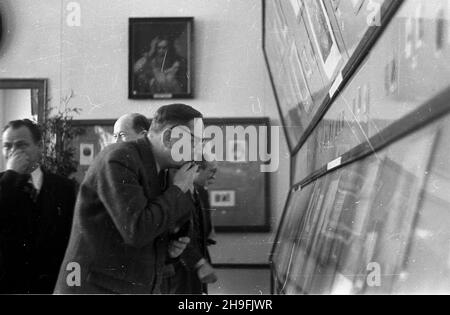 Warszawa, 1948-02-21. Muzeum Wojska Polskiego. Otwarcie wystawy Stulecia Wiosny Ludów. msa PAP Warschau, 21. Februar 1948. Eröffnung der Ausstellung zum 100. Jahrestag des Frühlings der Nationen im Museum der Polnischen Armee. msa PAP Stockfoto