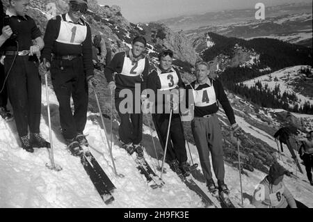 Karpacz, 1948-02-21. W dniach 19-23 lutego odbywa³y siê XXIII Mistrzostwa Narciarskie Polski. Slalom mê¿czyzn wygra³ Józef Marusarz (SNPTT Zakopane). NZ. Zawodnicy na starcie do slalomu. pw PAP Karpacz, 21. Februar 1948. Die polnische Ski-Meisterschaft 23rd fand vom 19. Bis 23. Februar statt. Jozef Marusarz (SNPTT Zakopane) gewann den Slalom der Männer. Im Bild: Slalom-Anwärter am Start. pw PAP Stockfoto