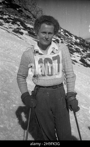 Karpacz, 1948-02-21. W dniach 19-23 lutego odbywa³y siê XXIII Mistrzostwa Narciarskie Polski. Slalom kobiet wygra³a Teresa Kudelska (AZS Warszawa). Nz. Barbara Grocholska na stoku. pw PAP Karpacz, 21. Februar 1948. Die polnische Ski-Meisterschaft 23rd fand vom 19. Bis 23. Februar statt. Teresa Kudelska (AZS Warszawa) gewann den Frauen-Slalom. Im Bild: Barbara Grocholska. pw PAP Stockfoto