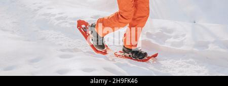 Schneeschuhe. Schneeschuhwandern Mann im Winter Wald Berg im Schnee. Menschen auf der Wanderung in Schneeschuhen in Schneeschuhen leben gesunde aktive Outdoor-Lifestyle in Stockfoto