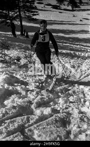 Karpacz, 1948-02-21. W dniach 19-23 lutego odbywa³y siê XXIII Mistrzostwa Narciarskie Polski. Slalom mê¿czyzn wygra³ Józef Marusarz (SNPTT Zakopane). NZ. Jeden z zawodników slalomu na trasie przejazdu. pw PAP Karpacz, 21. Februar 1948. Die polnische Ski-Meisterschaft 23rd fand vom 19. Bis 23. Februar statt. Jozef Marusarz (SNPTT Zakopane) gewann den Slalom der Männer. Im Bild: Ein Slalom-Anwärter. pw PAP Stockfoto