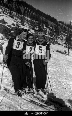 Karpacz, 1948-02-21. W dniach 19-23 lutego odbywa³y siê XXIII Mistrzostwa Narciarskie Polski. Slalom mê¿czyzn wygra³ Józef Marusarz (SNPTT Zakopane). NZ. Zawodnicy slalomu na stoku. pw PAP Karpacz, 21. Februar 1948. Die polnische Ski-Meisterschaft 23rd fand vom 19. Bis 23. Februar statt. Jozef Marusarz (SNPTT Zakopane) gewann den Slalom der Männer. Bild: Slalom-Anwärter auf einer Steigung. pw PAP Stockfoto