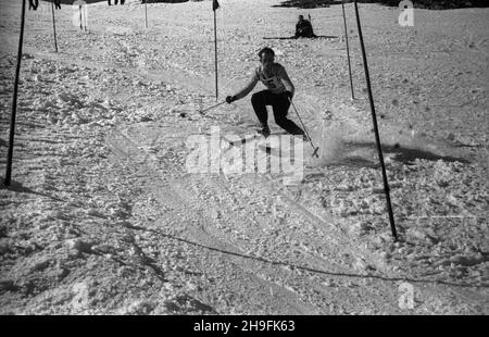 Karpacz, 1948-02-21. W dniach 19-23 lutego odbywa³y siê XXIII Mistrzostwa Narciarskie Polski. Slalom mê¿czyzn wygra³ Józef Marusarz (SNPTT Zakopane). NZ. Jeden z zawodników slalomu na trasie przejazdu. pw PAP Karpacz, 21. Februar 1948. Die polnische Ski-Meisterschaft 23rd fand vom 19. Bis 23. Februar statt. Jozef Marusarz (SNPTT Zakopane) gewann den Slalom der Männer. Im Bild: Ein Slalom-Anwärter. pw PAP Stockfoto