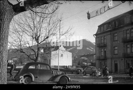 Karpacz, 1948-02-22. W dniach 19-23 lutego odbywa³y siê XXIII Mistrzostwa Narciarskie Polski. NZ. meta jednego z zawodów sportowych. pap Karpacz, 22. Februar 1948. Die polnische Ski-Meisterschaft 23rd fand vom 19. Bis 23. Februar statt. Im Bild: Die Ziellinie eines Skievents. pw PAP Stockfoto