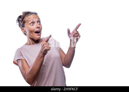 Überraschte Frau, die mit dem Zeigefinger beider Hände zeigte Stockfoto