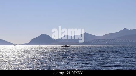 Blaues Meer, das in der Sonne funkelt. Schöne Küste mit Inseln, Bergen und Yachten. Sommerferien Konzept Stockfoto