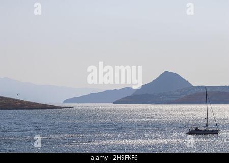 Blaues Meer, das in der Sonne funkelt. Schöne Küste mit Inseln, Bergen und Yachten. Sommerferien Konzept Stockfoto