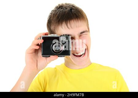 Aufgeregt Teenager machen ein Bild mit Vintage-Fotokamera isoliert auf dem Weiß Stockfoto