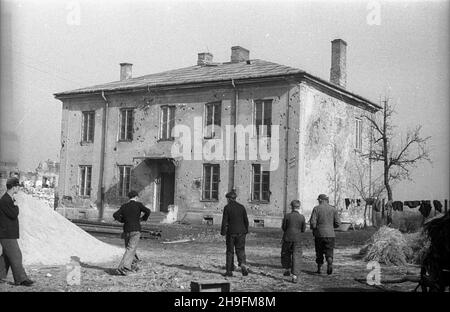 Warszawa, 1948-03. Dom dla ch³opców – sierot wojennych przy ul. Pu³awskiej 97, prowadzony przy pomocy materialnej z Miêdzynarodowego Funduszu Pomocy Dzieciom i M³odzie¿y przy ONZ. NZ. Budynek placówki. uu PAP Dok³adny dzieñ wydarzenia nieustalony. Warschau, März 1948. Das Heim für Jungen - Kriegswaisen in der Pulawska-Straße 97, wird mit finanzieller Unterstützung des Internationalen Kinder- und Jugendhilfefonds der Vereinten Nationen geführt. Im Bild: Das Haus für Jungen Gebäude. uu PAP Stockfoto