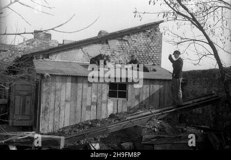 Warszawa, 1948-03. Dom dla ch³opców – sierot wojennych przy ul. Pu³awskiej 97, prowadzony przy pomocy materialnej z Miêdzynarodowego Funduszu Pomocy Dzieciom i M³odzie¿y przy ONZ. NZ. Naprawa dachu cieplarni za³o¿onej przez ch³opców. uu PAP Dok³adny dzieñ wydarzenia nieustalony. Warschau, März 1948. Das Heim für Jungen - Kriegswaisen in der Pulawska-Straße 97, wird mit finanzieller Unterstützung des Internationalen Kinder- und Jugendhilfefonds der Vereinten Nationen geführt. Im Bild: Jungs reparieren das Dach eines selbst gebauten Gewächshauses. uu PAP Stockfoto