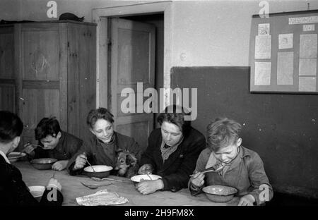 Warszawa, 1948-03. Dom dla ch³opców – sierot wojennych przy ul. Pu³awskiej 97, prowadzony przy pomocy materialnej z Miêdzynarodowego Funduszu Pomocy Dzieciom i M³odzie¿y przy ONZ. NZ. jad³odajnia. uu PAP Dok³adny dzieñ wydarzenia nieustalony. Warschau, März 1948. Das Heim für Jungen - Kriegswaisen in der Pulawska-Straße 97, wird mit finanzieller Unterstützung des Internationalen Kinder- und Jugendhilfefonds der Vereinten Nationen geführt. Im Bild: Die Kantine. uu PAP Stockfoto