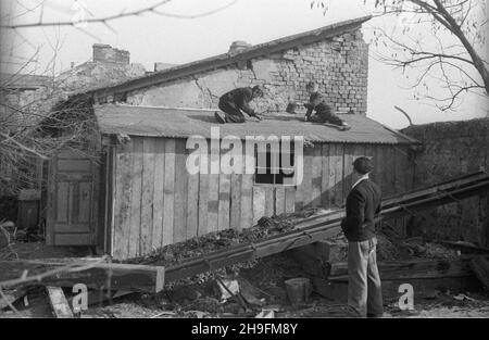 Warszawa, 1948-03. Dom dla ch³opców – sierot wojennych przy ul. Pu³awskiej 97, prowadzony przy pomocy materialnej z Miêdzynarodowego Funduszu Pomocy Dzieciom i M³odzie¿y przy ONZ. NZ. Naprawa dachu cieplarni za³o¿onej przez ch³opców. uu PAP Dok³adny dzieñ wydarzenia nieustalony. Warschau, März 1948. Das Heim für Jungen - Kriegswaisen in der Pulawska-Straße 97, wird mit finanzieller Unterstützung des Internationalen Kinder- und Jugendhilfefonds der Vereinten Nationen geführt. Im Bild: Jungs reparieren das Dach eines selbst gebauten Gewächshauses. uu PAP Stockfoto