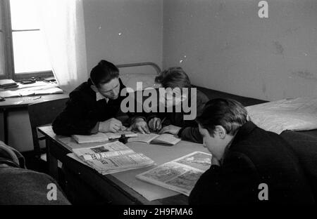 Warszawa, 1948-03. Dom dla ch³opców – sierot wojennych przy ul. Pu³awskiej 97, prowadzony przy pomocy materialnej z Miêdzynarodowego Funduszu Pomocy Dzieciom i M³odzie¿y przy ONZ. NZ. Wychowankowie odrabiaj¹ lekcje w pokju mieszkalnym. uu PAP Dok³adny dzieñ wydarzenia nieustalony. Warschau, März 1948. Das Heim für Jungen - Kriegswaisen in der Pulawska-Straße 97, wird mit finanzieller Unterstützung des Internationalen Kinder- und Jugendhilfefonds der Vereinten Nationen geführt. Im Bild: Jungen machen Hausaufgaben in ihren Wohnräumen. uu PAP Stockfoto