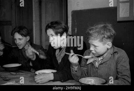 Warszawa, 1948-03. Dom dla ch³opców – sierot wojennych przy ul. Pu³awskiej 97, prowadzony przy pomocy materialnej z Miêdzynarodowego Funduszu Pomocy Dzieciom i M³odzie¿y przy ONZ. NZ. jad³odajnia. uu PAP Dok³adny dzieñ wydarzenia nieustalony. Warschau, März 1948. Das Heim für Jungen - Kriegswaisen in der Pulawska-Straße 97, wird mit finanzieller Unterstützung des Internationalen Kinder- und Jugendhilfefonds der Vereinten Nationen geführt. Im Bild: Die Kantine. uu PAP Stockfoto