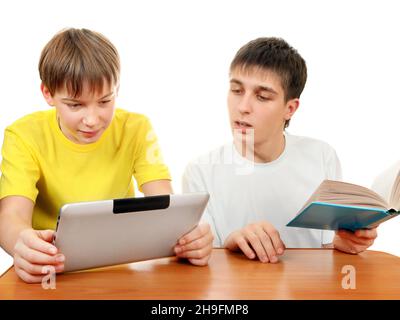 Kind mit Tablet und Teenager mit dem Buch auf dem weißen Hintergrund Stockfoto