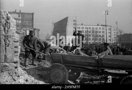 Warszawa, 1948-03. PRACE przy rozbiórce, wypalonej w czasie II wojny œwiatowej, kamienicy przy al Sikorskiego. uu PAP/Stanis³aw D¹browiecki Dok³adny dzieñ wydarzenia nieustalony. Warschau, März 1948. Abriss eines Mietshauses in der Sikorskiego Avenue, das während des Zweiten Weltkriegs verbrannt wurde. Uu PAP/Stanislaw Dabrowiecki Stockfoto