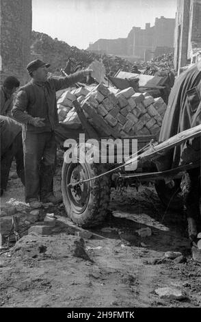 Warszawa, 1948-03. PRACE przy rozbiórce, wypalonej w czasie II wojny œwiatowej, kamienicy przy al Sikorskiego. uu PAP/Stanis³aw D¹browiecki Dok³adny dzieñ wydarzenia nieustalony. Warschau, März 1948. Abriss eines Mietshauses in der Sikorskiego Avenue, das während des Zweiten Weltkriegs verbrannt wurde. Uu PAP/Stanislaw Dabrowiecki Stockfoto