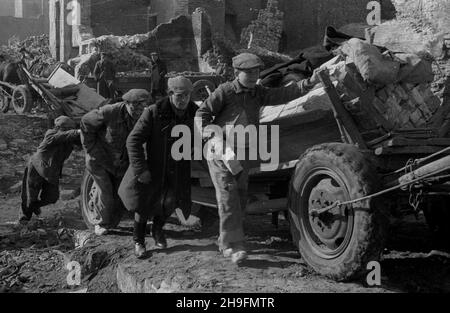 Warszawa, 1948-03. PRACE przy rozbiórce, wypalonej w czasie II wojny œwiatowej, kamienicy przy al Sikorskiego. uu PAP/Stanis³aw D¹browiecki Dok³adny dzieñ wydarzenia nieustalony. Warschau, März 1948. Abriss eines Mietshauses in der Sikorskiego Avenue, das während des Zweiten Weltkriegs verbrannt wurde. Uu PAP/Stanislaw Dabrowiecki Stockfoto