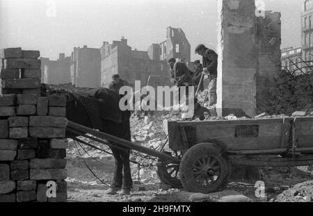 Warszawa, 1948-03. PRACE przy rozbiórce, wypalonej w czasie II wojny œwiatowej, kamienicy przy al Sikorskiego. uu PAP/Stanis³aw D¹browiecki Dok³adny dzieñ wydarzenia nieustalony. Warschau, März 1948. Abriss eines Mietshauses in der Sikorskiego Avenue, das während des Zweiten Weltkriegs verbrannt wurde. Uu PAP/Stanislaw Dabrowiecki Stockfoto