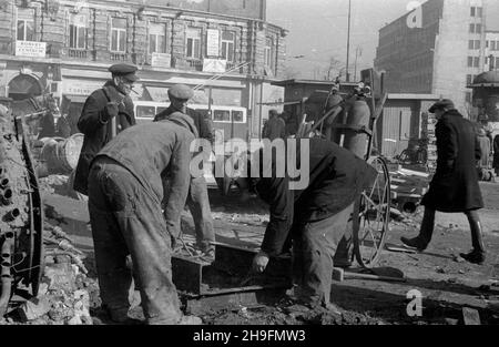 Warszawa, 1948-03. PRACE przy rozbiórce, wypalonej w czasie II wojny œwiatowej, kamienicy przy al Sikorskiego. uu PAP/Stanis³aw D¹browiecki Dok³adny dzieñ wydarzenia nieustalony. Warschau, März 1948. Abriss eines Mietshauses in der Sikorskiego Avenue, das während des Zweiten Weltkriegs verbrannt wurde. Uu PAP/Stanislaw Dabrowiecki Stockfoto