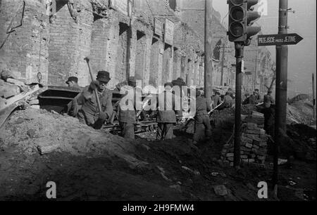 Warszawa, 1948-03. PRACE przy rozbiórce, wypalonego w czasie II wojny œwiatowej, domu na rogu al Sikorskiego i ulicy Nowy Œwiat. NZ. Robotnicy ³aduj¹cy gruz do wagonetek. uu PAP/Stanis³aw D¹browiecki Dok³adny dzieñ wydarzenia nieustalony. Warschau, März 1948. Abriss eines Mietshauses an der Ecke der Sikorskiego Avenue und Nowy Swiat Street, verbrannt während des Zweiten Weltkriegs Bild: Arbeiter beladen Schutt auf Waggons. uu PAP/Stanislaw Dabrowiecki Stockfoto