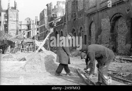 Warszawa, 1948-03. Odbudowa Starego Miasta. Rekonstrukcja kamienicy na stronie Zakrzewskiego Rynku Starego Miasta. uu PAP Dok³adny dzieñ wydarzenia nieustalony. Warschau, März 1948. Der Wiederaufbau der Altstadt. Rekonstruktion eines Mietshauses auf der Zakrzewskiego-Seite des Altstädter Marktplatzes. uu PAP Stockfoto