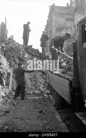 Warszawa, 1948-03. Odbudowa Starego Miasta. Robotnicy usuwaj¹cy gruz na ul. Œwiêtojañskiej. uu PAP Dok³adny dzieñ wydarzenia nieustalony. Warschau, März 1948. Der Wiederaufbau der Altstadt. Arbeiter, die Schutt auf der Swietojanska Straße entfernen. uu PAP Stockfoto