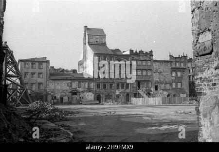 Warszawa, 1948-03. Odbudowa Starego Miasta. Widok na stronê Dekerta Rynku Starego Miasta od strony ul. Œwiêtojañskiej. uu PAP Dok³adny dzieñ wydarzenia nieustalony. Warschau, März 1948. Der Wiederaufbau der Altstadt. Ein Blick auf die Dekert-Seite des Altstädter Marktplatzes von der Swietojanska-Straße. uu PAP Stockfoto