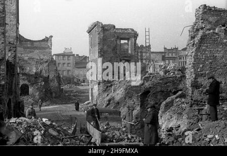 Warszawa, 1948-03. Odbudowa Starego Miasta. Robotnicy usuwaj¹ gruz na ul. Œwiêtojañskiej. W g³êbi widoczna strona Dekerta Rynku Starego Miasta. uu PAP Dok³adny dzieñ wydarzenia nieustalony. Warschau, März 1948. Der Wiederaufbau der Altstadt. Arbeiter, die Schutt in der Swietojanska-Straße abbauen. Im Hintergrund die Dekert-Seite des Altstädter Marktplatzes. uu PAP Stockfoto